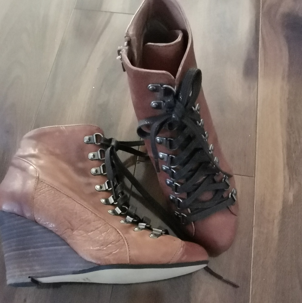 Steve maddn lace up leather wedge booties, sz 7